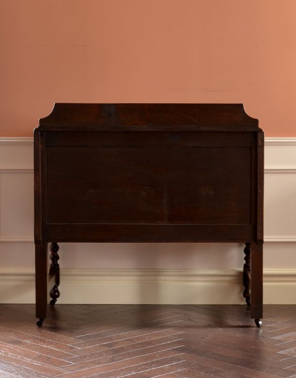 アンティーク家具　英国スタイルのアンティーク家具、オーク材のカップボード（食器棚）。裏もキレイにメンテナンスしてあります。(k-970-f)