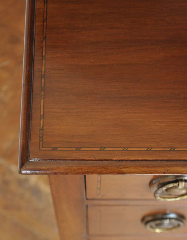 サイドバイサイド　アンティーク家具　大きなミラー付きのアンティーク家具、英国デザインのドレッシングチェスト。繊細な象嵌が施されています。(k-973-f)