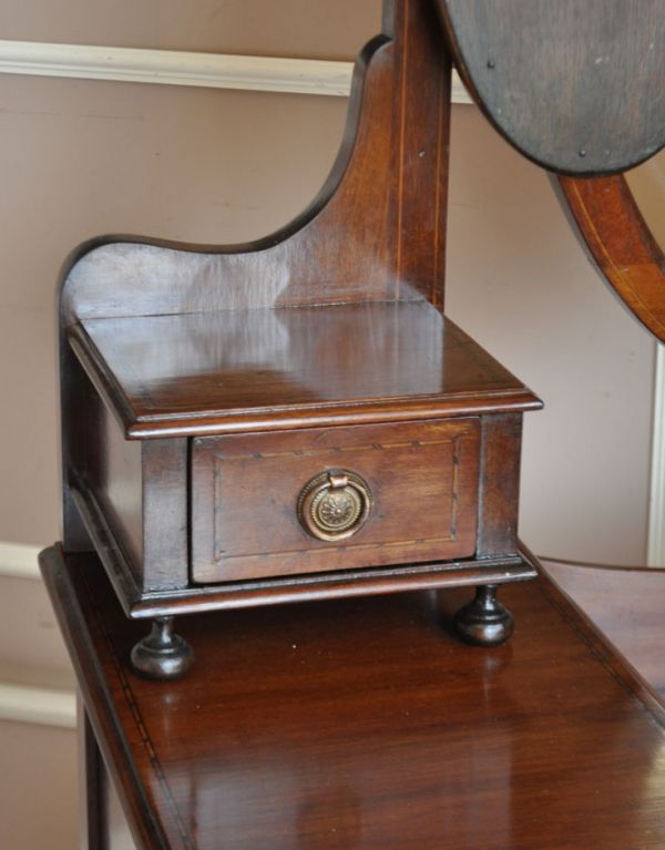 サイドバイサイド　アンティーク家具　大きなミラー付きのアンティーク家具、英国デザインのドレッシングチェスト。おしゃれなデザインのミニ引き出しがあります。(k-973-f)