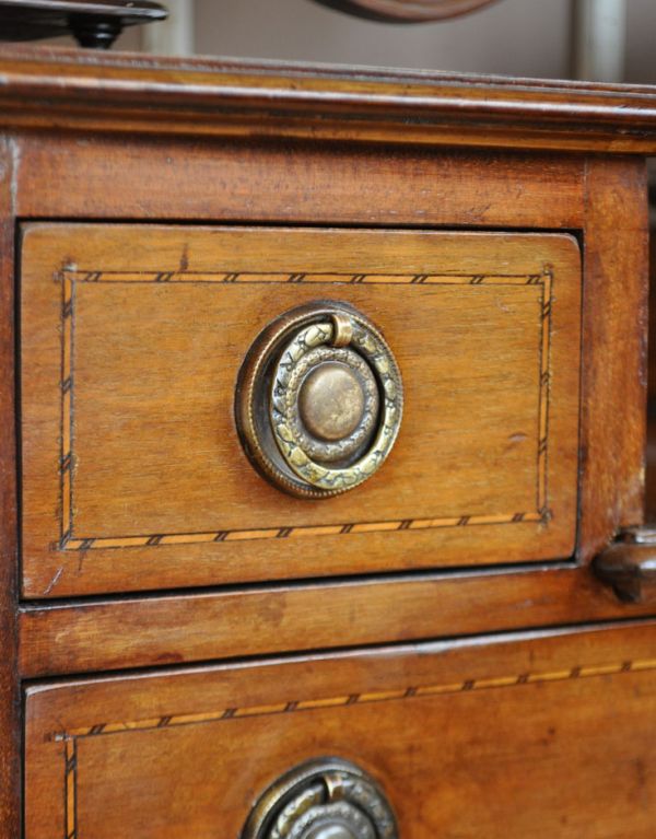 サイドバイサイド　アンティーク家具　大きなミラー付きのアンティーク家具、英国デザインのドレッシングチェスト。リングの取っ手が素敵！アンティークならではの重厚感が出ています。(k-973-f)