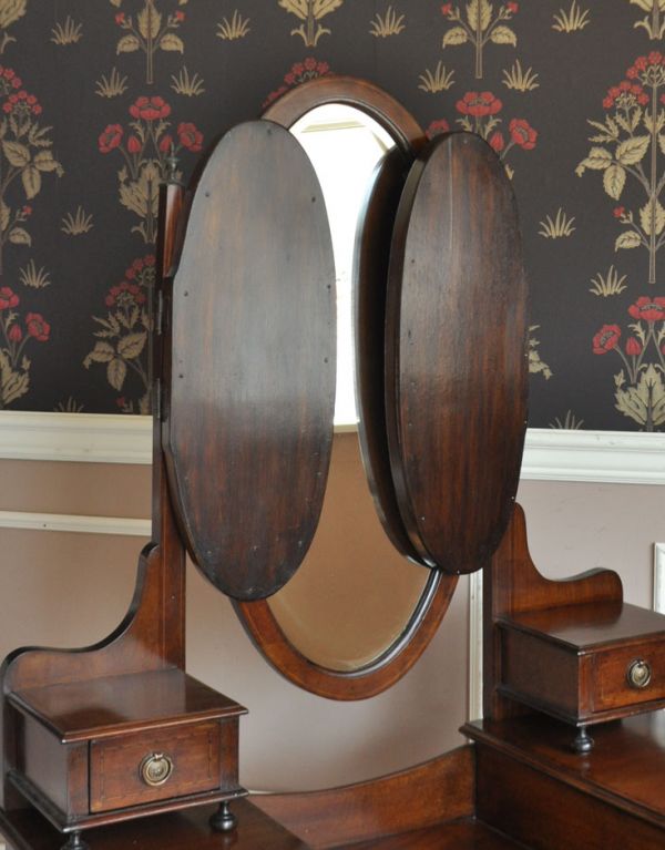 サイドバイサイド　アンティーク家具　大きなミラー付きのアンティーク家具、英国デザインのドレッシングチェスト。ミラーはこのように閉じることができます。(k-973-f)