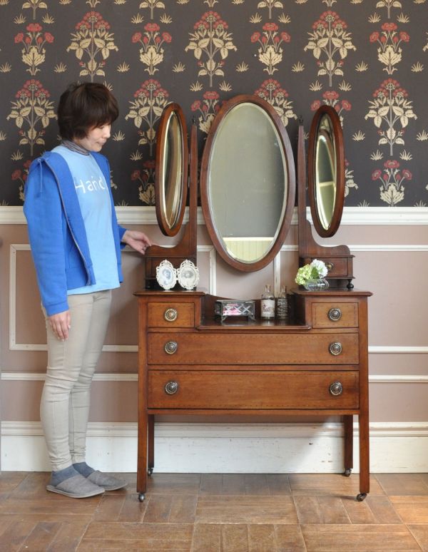 サイドバイサイド　アンティーク家具　大きなミラー付きのアンティーク家具、英国デザインのドレッシングチェスト。落ち着きと品のあるデザイン。(k-973-f)