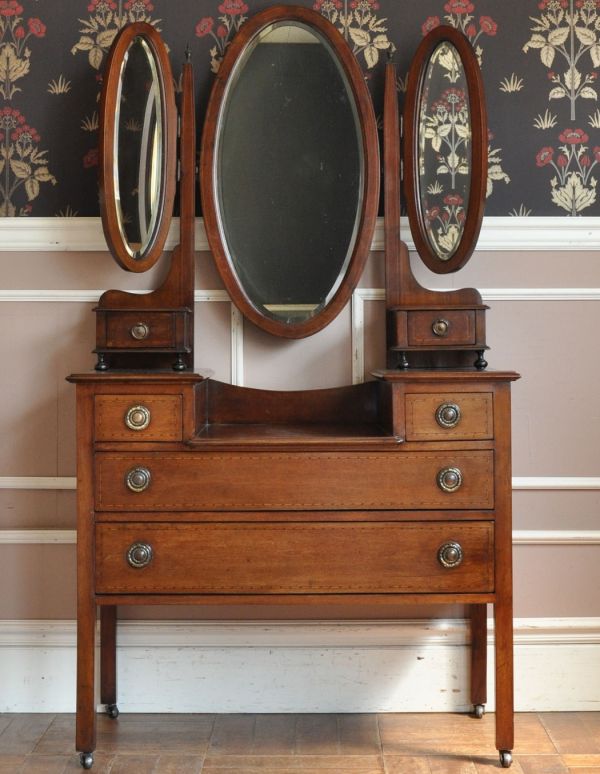 サイドバイサイド　アンティーク家具　大きなミラー付きのアンティーク家具、英国デザインのドレッシングチェスト。大きな引き出しがあるので、しっかり収納！日用品をしまっても、外見が素敵なので絵になるから嬉しい。(k-973-f)