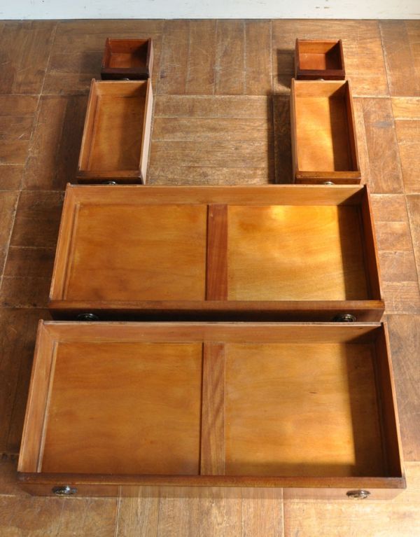 サイドバイサイド　アンティーク家具　大きなミラー付きのアンティーク家具、英国デザインのドレッシングチェスト。引き出しは大２杯、中２杯、小２杯と、充実しています。(k-973-f)