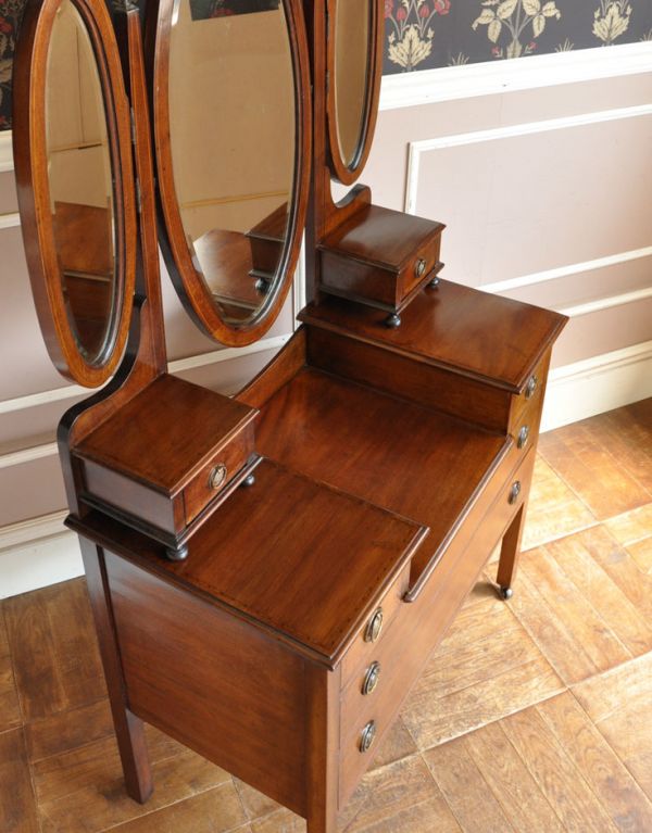 サイドバイサイド　アンティーク家具　大きなミラー付きのアンティーク家具、英国デザインのドレッシングチェスト。天板はピカピカです。(k-973-f)