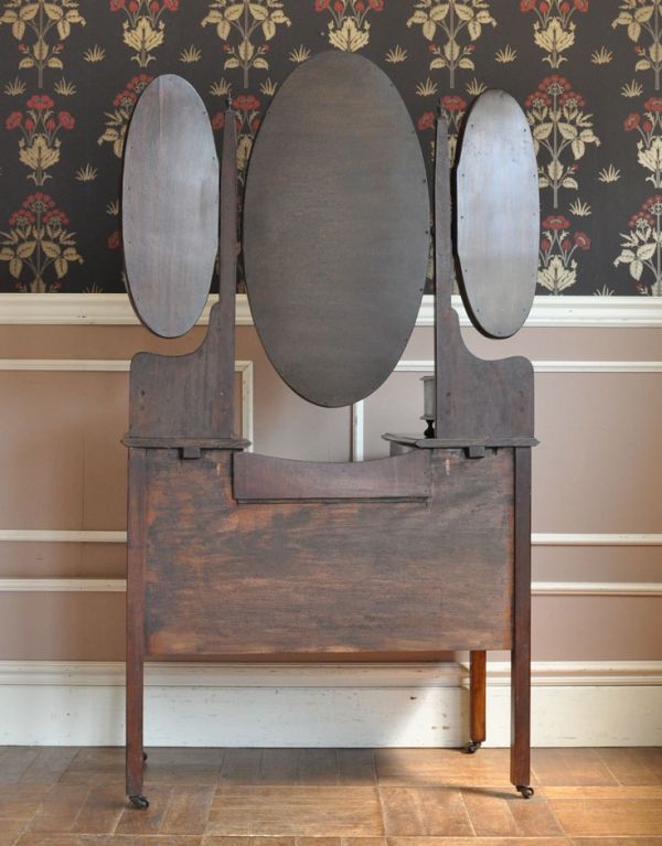 サイドバイサイド　アンティーク家具　大きなミラー付きのアンティーク家具、英国デザインのドレッシングチェスト。裏側もキチンと仕上げているので、キレイな状態です。(k-973-f)