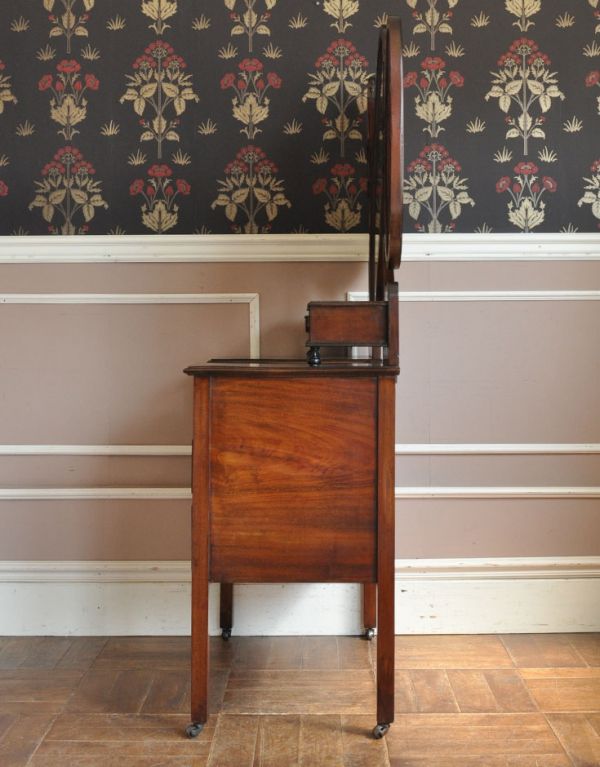 サイドバイサイド　アンティーク家具　大きなミラー付きのアンティーク家具、英国デザインのドレッシングチェスト。サイドから見てもスッキリしています。(k-973-f)