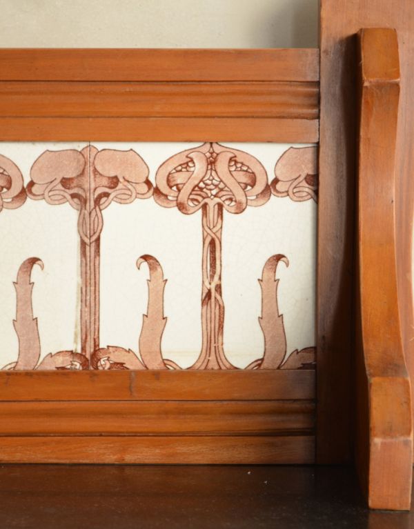 ウォッシュスタンド　アンティーク家具　フェミニンなアンティーク英国家具、大理石天板のウォッシュハンドスタンド。正面にはアンティークのタイルが貼ってあります。(k-974-f)