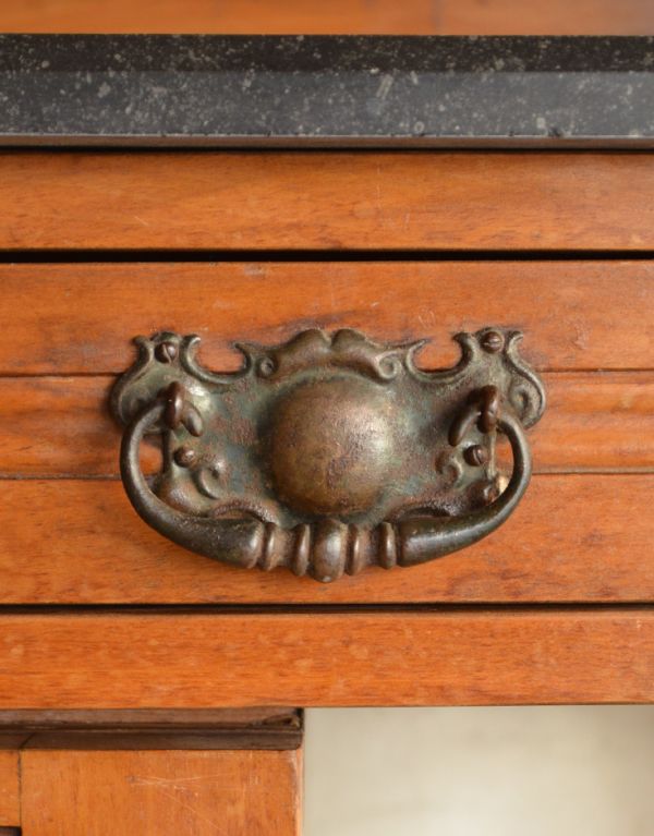 ウォッシュスタンド　アンティーク家具　フェミニンなアンティーク英国家具、大理石天板のウォッシュハンドスタンド。引き出しの取っ手です。(k-974-f)