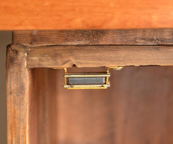 ウォッシュスタンド　アンティーク家具　フェミニンなアンティーク英国家具、大理石天板のウォッシュハンドスタンド。扉にはマグネットが付いているので、開け閉めはスムーズです。(k-974-f)