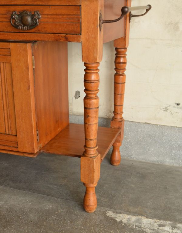 ウォッシュスタンド　アンティーク家具　フェミニンなアンティーク英国家具、大理石天板のウォッシュハンドスタンド。しっかりとキャビネットを支えます。(k-974-f)