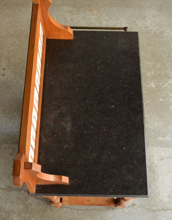 ウォッシュスタンド　アンティーク家具　フェミニンなアンティーク英国家具、大理石天板のウォッシュハンドスタンド。天板もキレイな天然大理石が割れずに到着しました。(k-974-f)