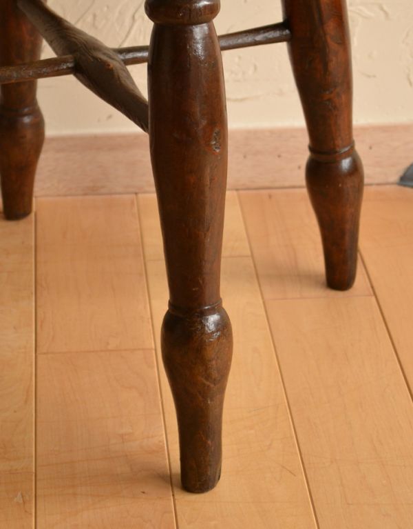 板座面　アンティーク チェア　イギリスから届いたアンティークチェア、ブラウンカラーの木製スツール。メンテナンスをしっかりしているので、男性の方でも安心してお掛けください。(k-977-c)