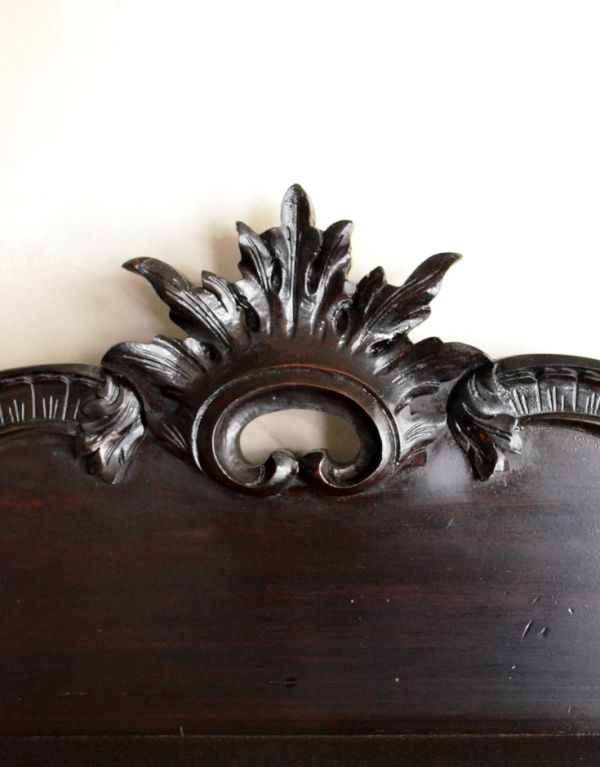 アンティーク家具　美しいアンティークの英国家具、デスクにもなるウォッシュハンドスタンド。トップの装飾もとっても素敵！美しい彫りの数々にうっとりしてしまいます。(k-977-f)