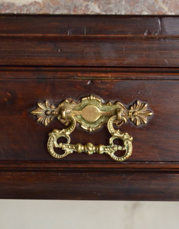 アンティーク家具　美しいアンティークの英国家具、デスクにもなるウォッシュハンドスタンド。引き出しの取っ手です。(k-977-f)