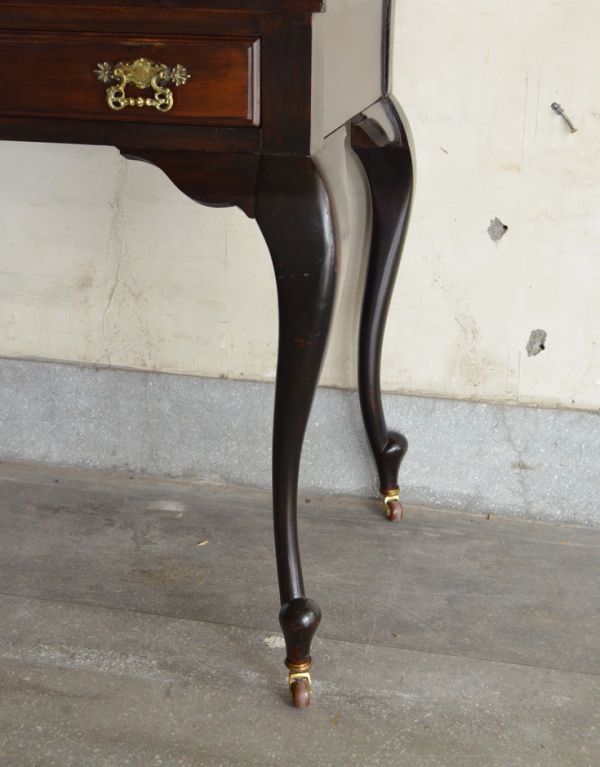 アンティーク家具　美しいアンティークの英国家具、デスクにもなるウォッシュハンドスタンド。脚先はキャスターが付いています。(k-977-f)