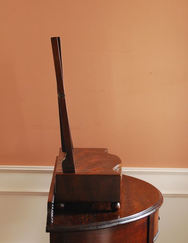 サイドバイサイド　アンティーク家具　マホガニー材のアンティーク家具、引き出し付きのスタンドミラー。横から見るとこんな感じです。(k-978-f)