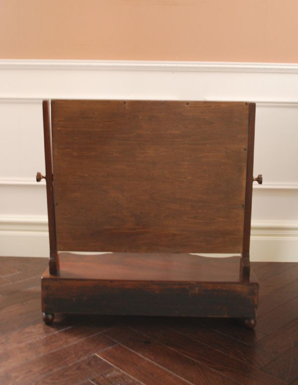 サイドバイサイド　アンティーク家具　マホガニー材のアンティーク家具、引き出し付きのスタンドミラー。専門の職人によってお直ししていますが、アンティークは新品ではありません。(k-978-f)