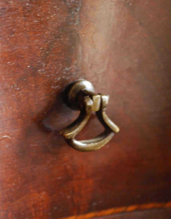 サイドバイサイド　アンティーク家具　マホガニー材のアンティーク家具、引き出し付きのスタンドミラー。引き出しにはそれぞれ小さな取っ手が付いています。(k-978-f)