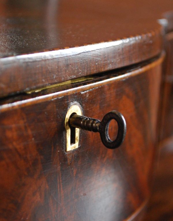 サイドバイサイド　アンティーク家具　マホガニー材のアンティーク家具、引き出し付きのスタンドミラー。中央の引き出しは鍵が取っ手になっています。(k-978-f)