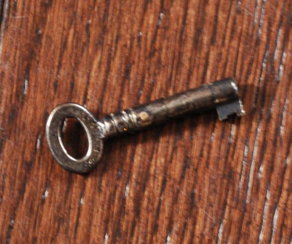 サイドバイサイド　アンティーク家具　マホガニー材のアンティーク家具、引き出し付きのスタンドミラー。アンティークの鍵です。(k-978-f)