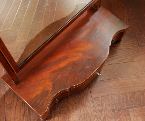 サイドバイサイド　アンティーク家具　マホガニー材のアンティーク家具、引き出し付きのスタンドミラー。天板もキレイに塗装を仕上げました。(k-978-f)