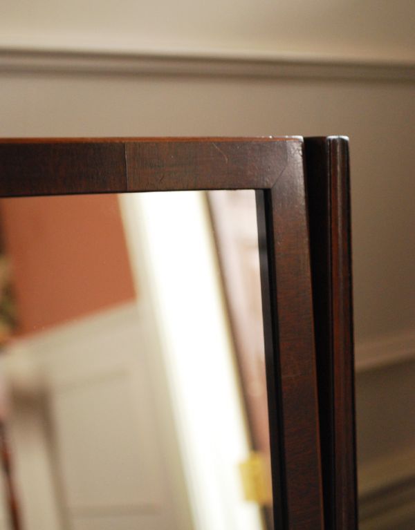 サイドバイサイド　アンティーク家具　マホガニー材のアンティーク家具、引き出し付きのスタンドミラー。マホガニー材で作られたフレームは木目も艶もとてもステキです。(k-978-f)