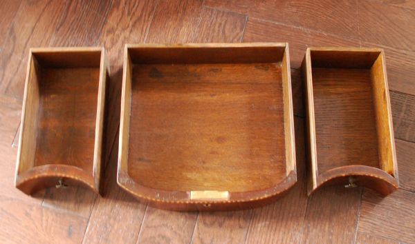 サイドバイサイド　アンティーク家具　マホガニー材のアンティーク家具、引き出し付きのスタンドミラー。引き出しが３杯付いています。(k-978-f)