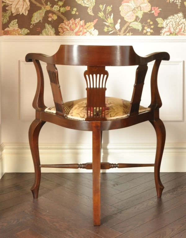 角に置くだけで絵になるアンティークチェア、マホガニー材のコーナー