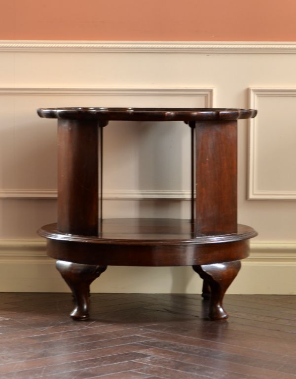 アンティーク家具　アンティークのおしゃれな英国家具、丸いコーヒーテーブル。きちんとメンテナンスしていますので、届いたその日からお使いいただけます。(k-979-f)