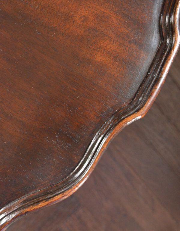 アンティーク家具　アンティークのおしゃれな英国家具、丸いコーヒーテーブル。真ん丸で飾り付きの縁です。(k-979-f)