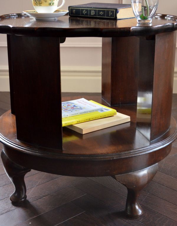 アンティーク家具　アンティークのおしゃれな英国家具、丸いコーヒーテーブル。天板下には、新聞やリモコンなどが置けるようなスペースがあります。(k-979-f)