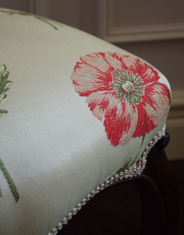 サロンチェア　アンティーク チェア　優雅なアンティークチェア、華やかな布地が素敵なバルーンバックチェア。ホワイトの生地に映える優しいピンク色のお花が素敵です。(k-980-c)