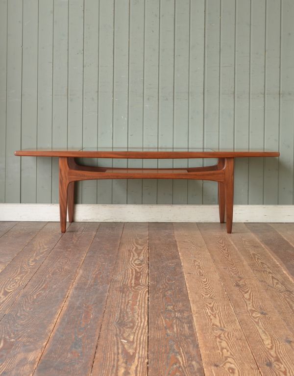 ロイドテーブル アンティーク家具 北欧スタイルのヴィンデージ家具、棚付きのコーヒーテーブル(Gプラン)。パソコンを置いて、コーヒー片手にインターネットで調べ物なんて使い方も素敵ですね。(k-980-f)