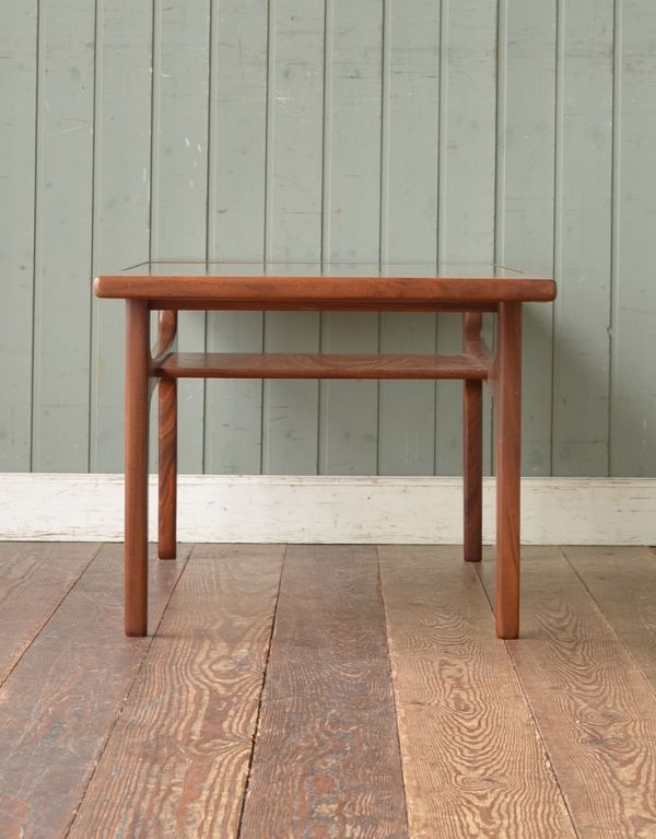 ロイドテーブル アンティーク家具 北欧スタイルのヴィンデージ家具、棚付きのコーヒーテーブル(Gプラン)。サイドから見るとこんな感じです。(k-980-f)