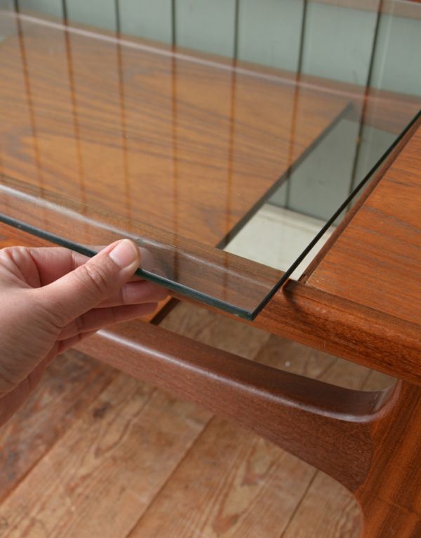 ロイドテーブル アンティーク家具 北欧スタイルのヴィンデージ家具、棚付きのコーヒーテーブル(Gプラン)。ガラス部分は取り外しできるようになっているので、模様替えやお手入れの際も嬉しいですよね。(k-980-f)