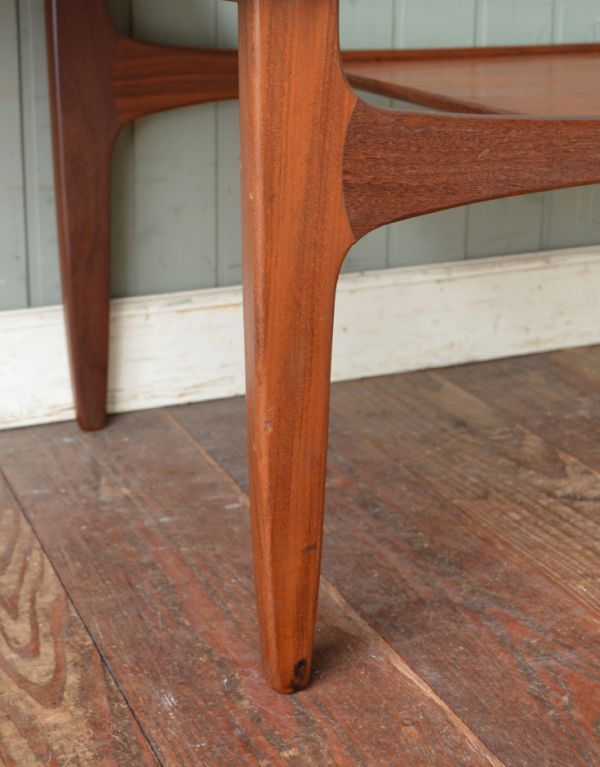 ロイドテーブル アンティーク家具 北欧スタイルのヴィンデージ家具、棚付きのコーヒーテーブル(Gプラン)。脚はすらっとシンプルなデザインです。(k-980-f)