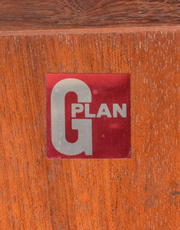 ロイドテーブル アンティーク家具 北欧スタイルのヴィンデージ家具、棚付きのコーヒーテーブル(Gプラン)。「G-PLAN」のロゴステッカーが貼ってあります。(k-980-f)