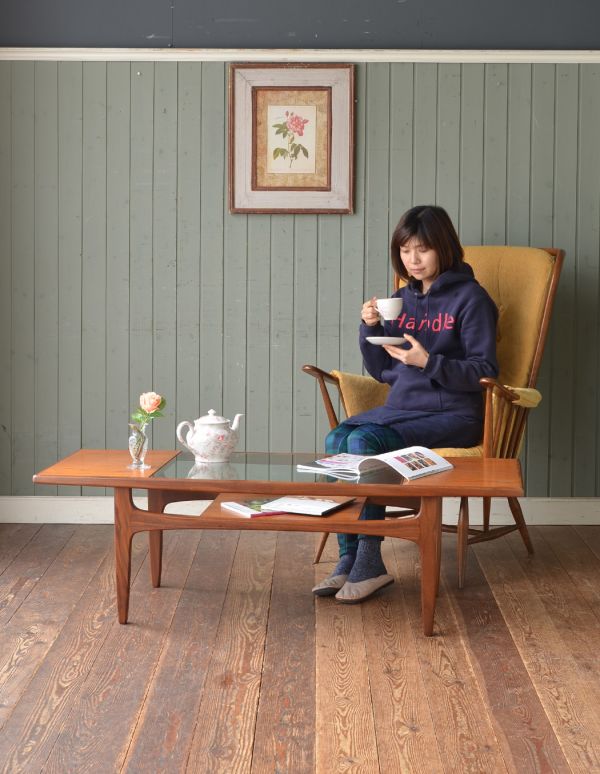 ロイドテーブル アンティーク家具 北欧スタイルのヴィンデージ家具、棚付きのコーヒーテーブル(Gプラン)。天板が広いので、ゆったりとお使い頂けます。(k-980-f)