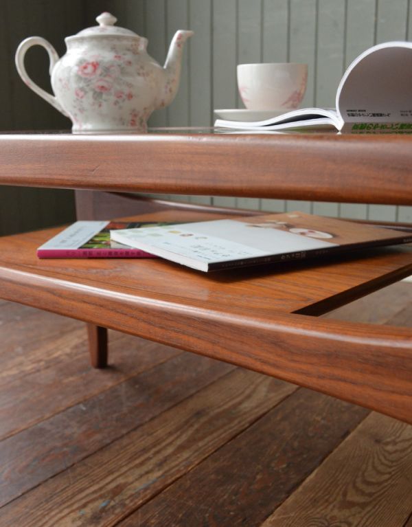 ロイドテーブル アンティーク家具 北欧スタイルのヴィンデージ家具、棚付きのコーヒーテーブル(Gプラン)。脚元には、文庫本などが置いておけるのでとっても便利。(k-980-f)