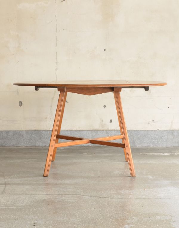 アンティーク家具　アンティークのアーコール家具、丸い天板のダイニングテーブル（円卓）。横から見るとこんな感じです。(k-981-f)