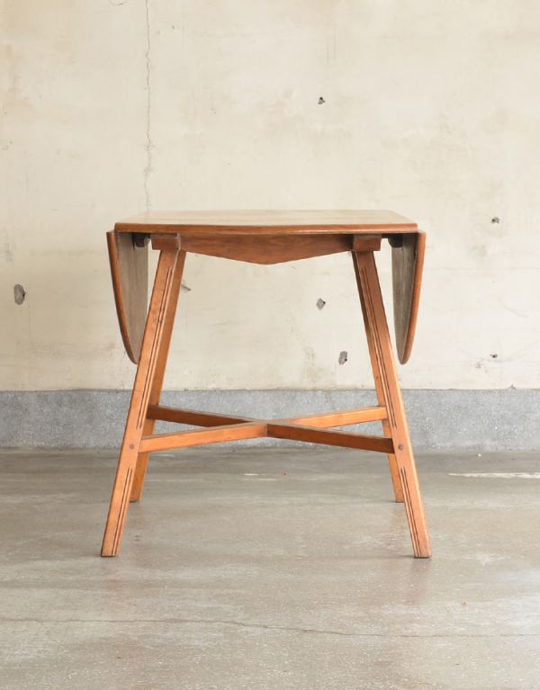 アンティーク家具　アンティークのアーコール家具、丸い天板のダイニングテーブル（円卓）。パタンと閉じればコンパクトになるので、持ち運びもラクラク。(k-981-f)