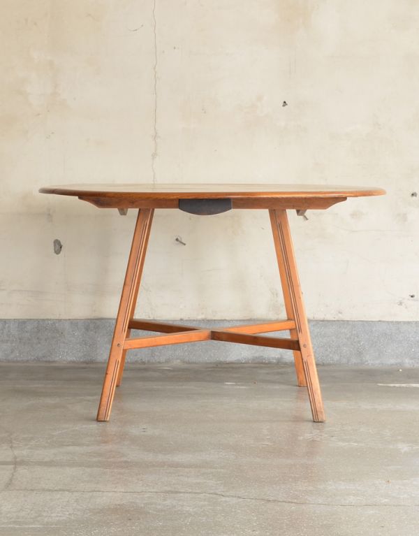 アンティーク家具　アンティークのアーコール家具、丸い天板のダイニングテーブル（円卓）。アーコールらしいハの字に開いた脚がキュートです。(k-981-f)