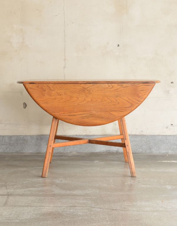 アンティーク家具　アンティークのアーコール家具、丸い天板のダイニングテーブル（円卓）。使わないときは、たたんで壁につけておけば、お部屋が広く使えます。(k-981-f)