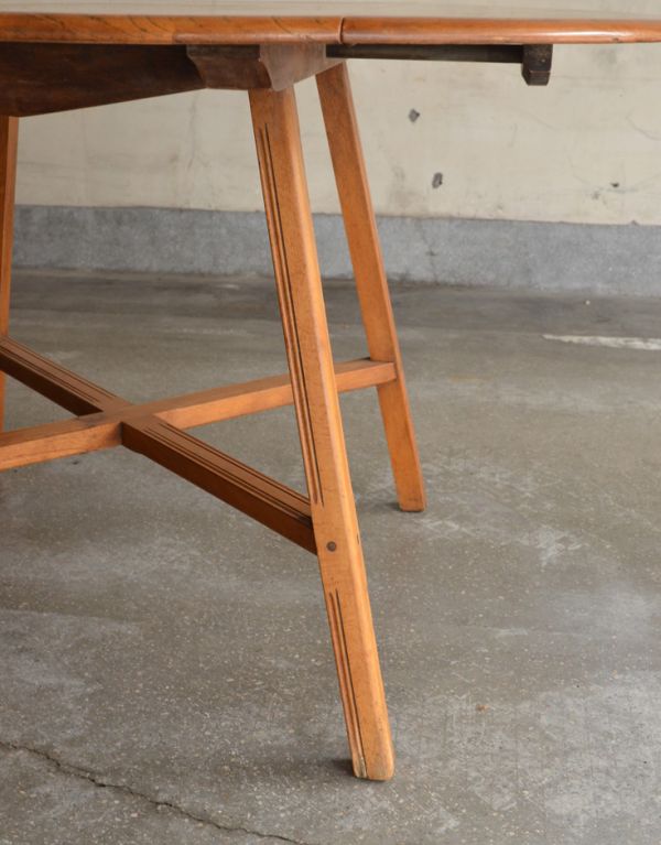 アンティーク家具　アンティークのアーコール家具、丸い天板のダイニングテーブル（円卓）。アーコールらしい細いきれいな脚です。(k-981-f)