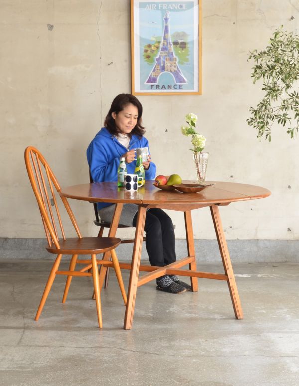 アンティーク家具　アンティークのアーコール家具、丸い天板のダイニングテーブル（円卓）。大人気の丸いダイニングテーブル。(k-981-f)