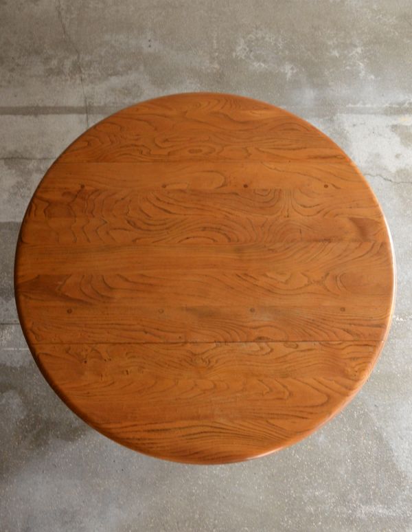 アンティーク家具　アンティークのアーコール家具、丸い天板のダイニングテーブル（円卓）。真ん丸で愛嬌のある天板です。(k-981-f)