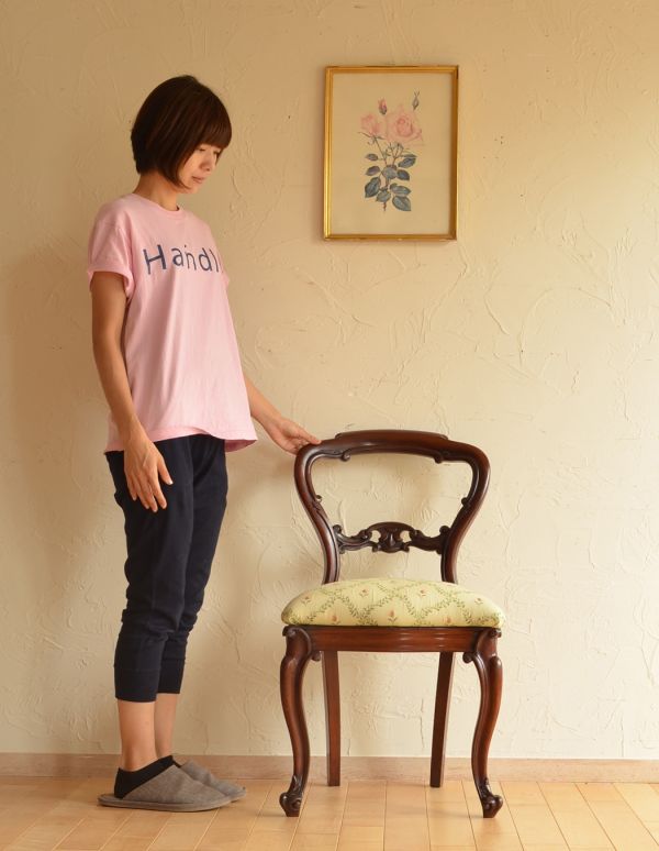 サロンチェア　アンティーク チェア　マホガニー材を使ったイギリスのアンティークバルーンバックチェア 。上品な雰囲気が漂うチェア。(k-982-c)