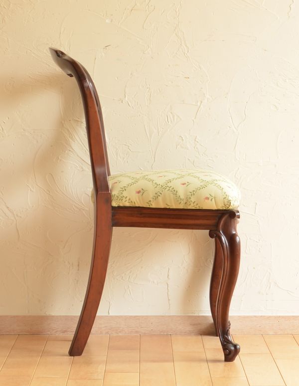 サロンチェア　アンティーク チェア　マホガニー材を使ったイギリスのアンティークバルーンバックチェア 。横から見ても綺麗な装飾が楽しめます。(k-982-c)