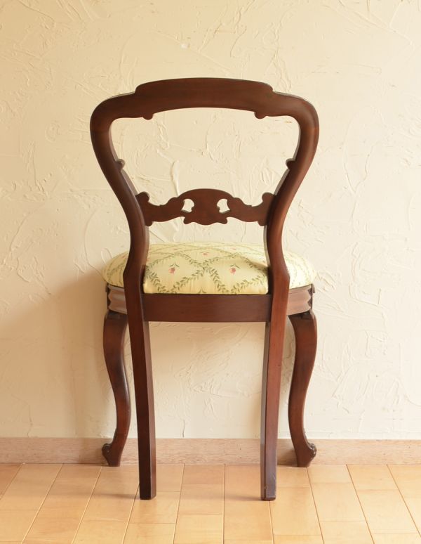 サロンチェア　アンティーク チェア　マホガニー材を使ったイギリスのアンティークバルーンバックチェア 。アンティークらしく、流行を追わずに長く使えるデザイン。(k-982-c)